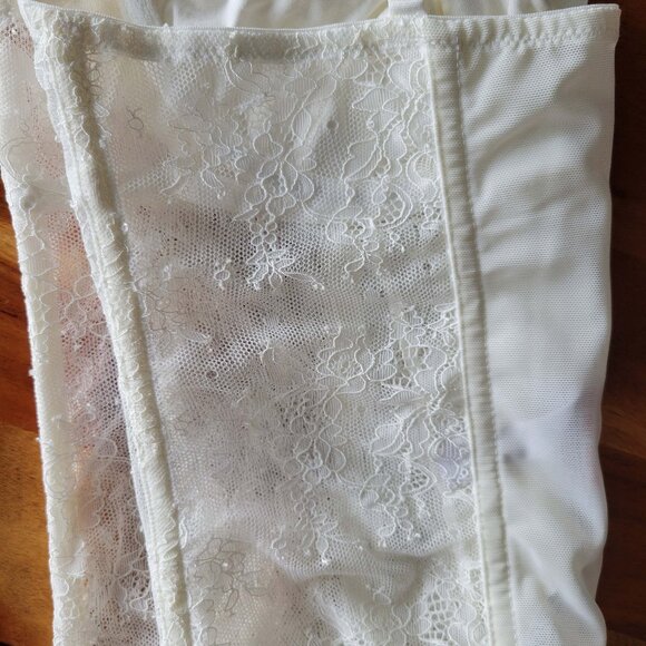NWOT Urban Outfitters Out from Under Size L White Lace Corset/Bustier - Picture 5 of 10